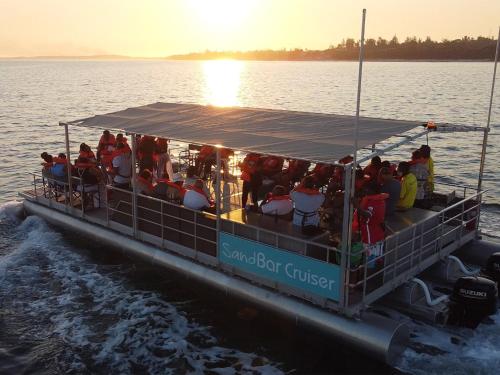 a group of people on a boat in the water at San Martinho Beach Club in Vila Praia Do Bilene