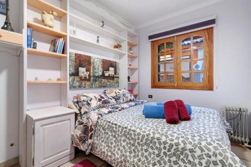 a bedroom with a bed and a window at Bonita Casa Para El Relax in Valsequillo