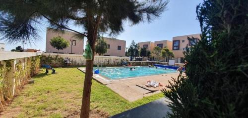 una piscina en un patio con gente dentro en Argana taghazout - Beach - 4 or 5 PX en Taghazout