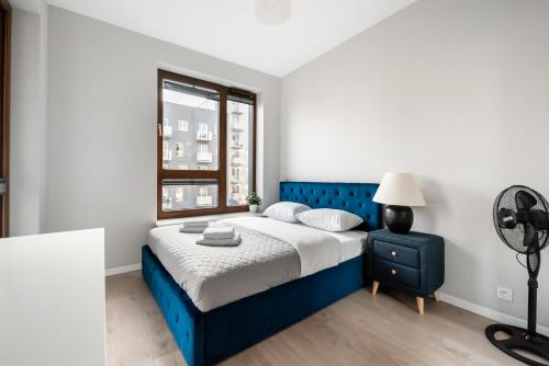 Un pat sau paturi într-o cameră la Białej Floty Red Apartment