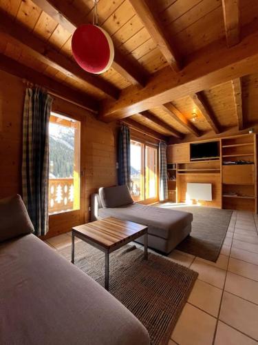 un salon avec un canapé et une table dans l'établissement Chalet le Génépi 4-6 pers, à Champagny-en-Vanoise