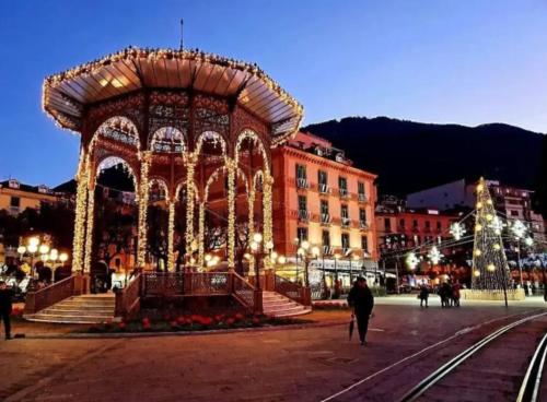 un gran edificio con un árbol de Navidad delante de él en B&B SELÂAVÌ STABIA, en Castellammare di Stabia