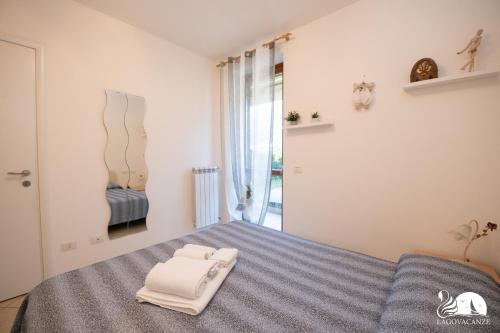 1 dormitorio con cama y espejo en Casa Blu, en Toscolano Maderno