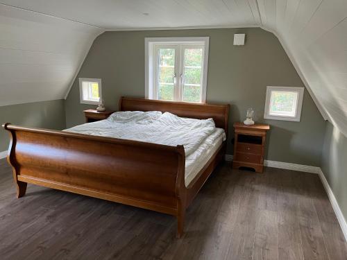 1 dormitorio con 1 cama y 2 mesitas de noche en Private guesthouse close to nature and the sea en Vaxholm