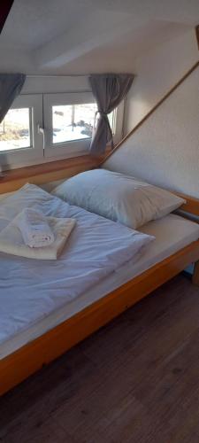 een groot bed in een kamer met bij Vikendica Striček in Kupres