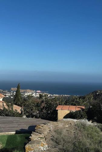 Blick auf den Ozean von der Spitze eines Hügels in der Unterkunft Belle villa piscine vue mer in Santa-Reparata-di-Balagna