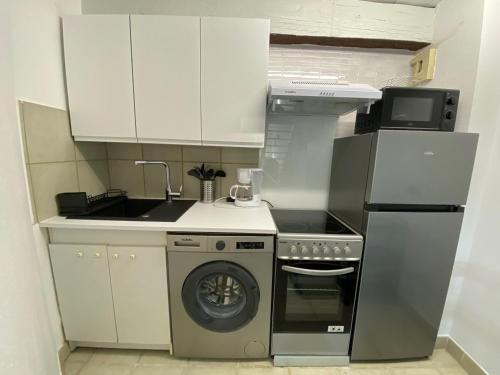 Il comprend une petite cuisine équipée d'une cuisinière et d'un lave-vaisselle. dans l'établissement Villa calme, terrasse, climatisée, près d'Obalia, proche mer, parking inclus, classée 3 étoiles - FR-1-503-174, à Balaruc-les-Bains