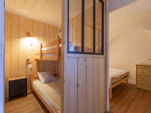 une petite chambre avec des lits superposés et une chambre avec des lits superposés dans l'établissement Charmant T2 avec cuisine neuve et cave au centre de Cauterets - FR-1-401-278, à Cauterets