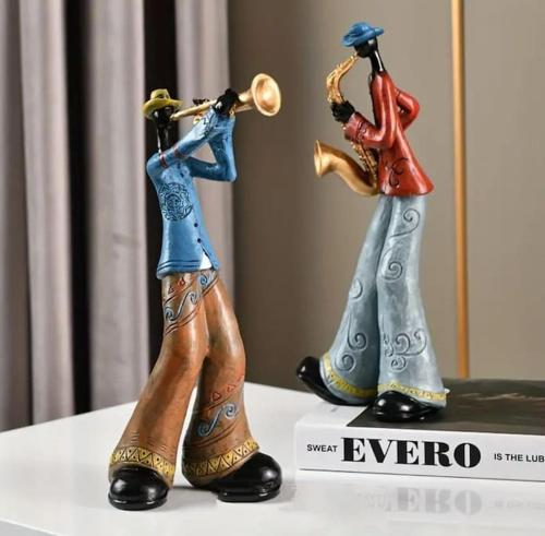 two figurines of people playing instruments on a table at Studio 5 places à deux pas du Lac in Territet