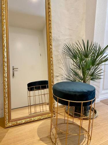 a mirror and a stool in front of a mirror at Charmante Altstadtwohnung 2 OG in Solothurn