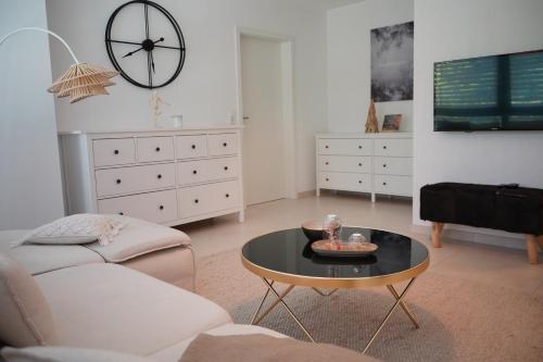 - un salon avec un canapé et une table basse dans l'établissement PureNature Appartement, à Obersontheim