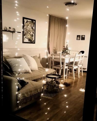 un salon avec un canapé et une table dans l'établissement Le Chamroussien - Appartement 1700, à Chamrousse