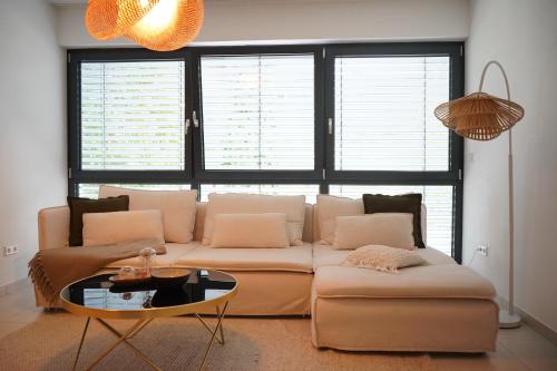 uma sala de estar com um sofá e uma mesa em PureNature Appartement em Obersontheim