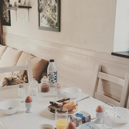 une table avec de la nourriture et des œufs en haut dans l'établissement Le Chamroussien - Appartement 1700, à Chamrousse