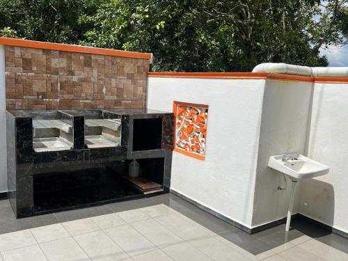 Agro Village Stay في Tapah: حمام صغير مع حوض ومرحاض