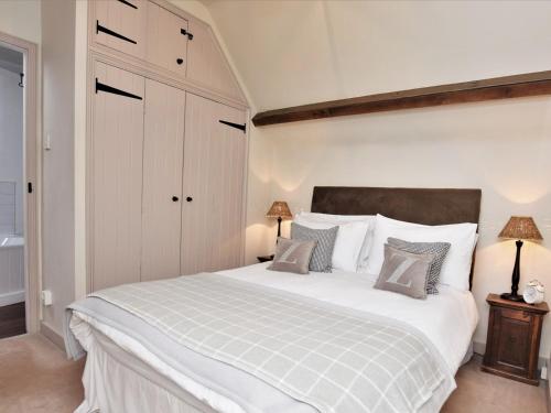 um quarto com uma grande cama branca e 2 candeeiros em 1 Bed in Tunbridge Wells 43355 