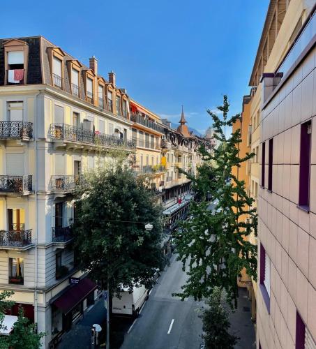 Blick auf eine Stadtstraße mit Gebäuden in der Unterkunft appartement Montreux centre lac in Montreux