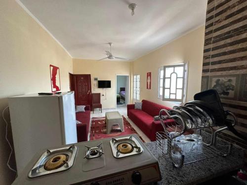 eine Küche und ein Wohnzimmer mit einem roten Sofa in der Unterkunft Skylen Hostel in Hurghada