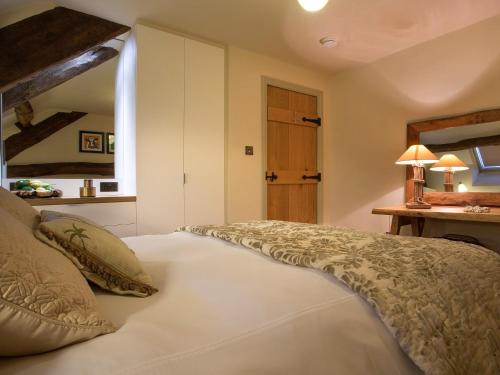 um quarto com uma grande cama branca e uma janela em 1 Bed in Cartmel LCC14 em Cartmel