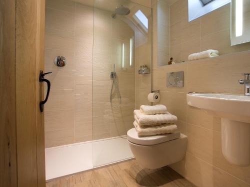 uma casa de banho com um chuveiro, um WC e um lavatório. em 1 Bed in Cartmel LCC14 em Cartmel