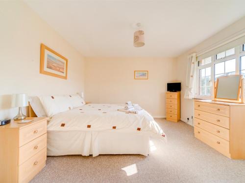 Schlafzimmer mit einem weißen Bett und einem TV in der Unterkunft 2 Bed in Shanklin IC004 in Shanklin