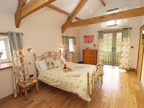 1 dormitorio con 1 cama y suelo de madera en 3 Bed in Northumberland National Park CN043, en Alwinton