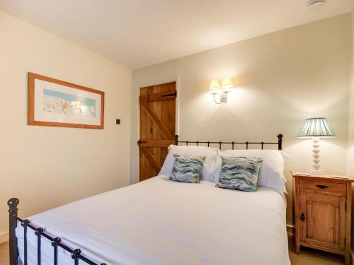 sypialnia z dużym białym łóżkiem z 2 poduszkami w obiekcie 2 Bed in Holt NCC14 w mieście Holt