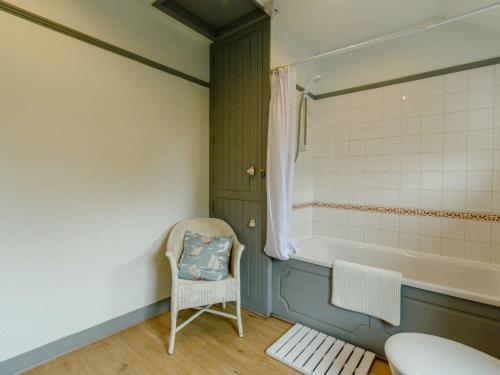 een badkamer met een stoel en een bad bij 1 Bed in Eastbourne EHC45 in Eastbourne