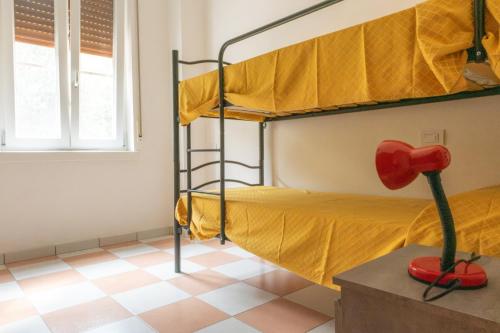 - une chambre avec 2 lits superposés et une lampe à cœur rouge dans l'établissement Casa Lina, à Malcesine