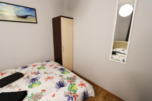1 dormitorio con 1 cama con edredón de flores en Fantastic - NS54 Room K, en Varsovia