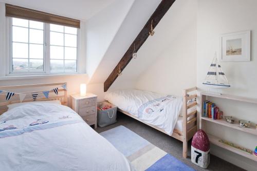 En eller flere senge i et værelse på 3 Bed in Bamburgh CN034