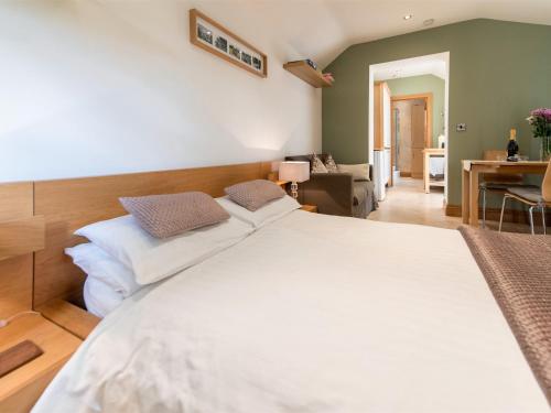 a bedroom with a large white bed in a room at 1 Bed in Knaresborough HH102 in Knaresborough