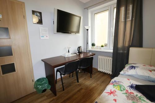 1 dormitorio con escritorio y 1 cama y 1 dormitorio con 1 cama gmaxwell gmaxwell en Fantastic - NS54 Room K, en Varsovia