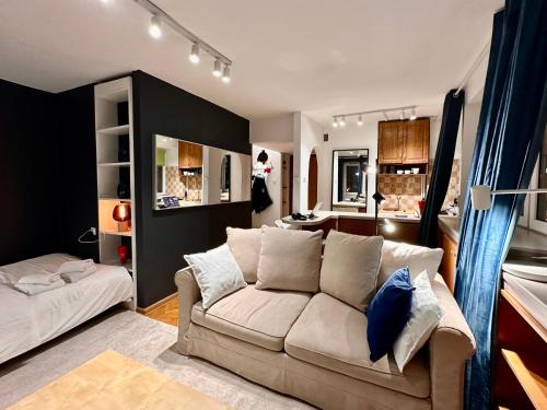ワルシャワにあるSUSHI 2 fast WiFi 1Gbs 85'TV HBO Disney+ AmazonTVのソファとベッドのあるリビングルーム
