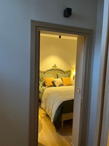una camera con un letto e un grande specchio di Maison Baudry Bethune - Bedroom a Béthune