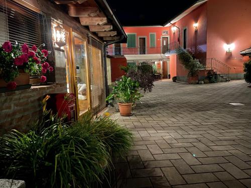 cortile con piante in vaso sul lato di un edificio di Motel 70-Hotel a San Nazzaro