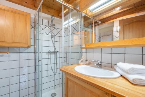 W łazience znajduje się umywalka i prysznic. w obiekcie Le Hameau des Neiges w mieście Les Houches