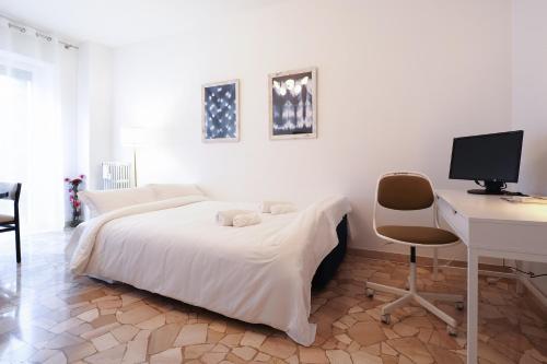 a bedroom with a bed and a desk and a computer at PrimoPiano - Arrivabene in Milan