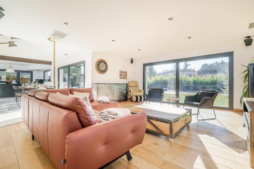 un salon avec un canapé et une table dans l'établissement VILLA CADELIA Location de villa familiale, à Cabriès