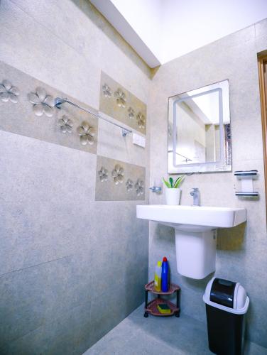 a bathroom with a sink and a mirror at Annasi Villa in Hikkaduwa