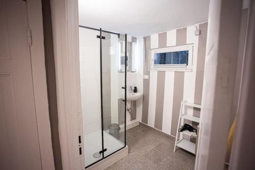 a bathroom with a glass shower and a sink at Nahe Stadt/Alster, Ruhig, Dart in Hamburg