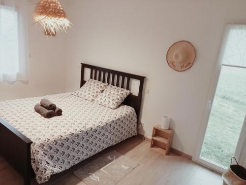 - une chambre avec un lit doté d'un ours en peluche dans l'établissement Comme à la maison, à Sainte-Hélène