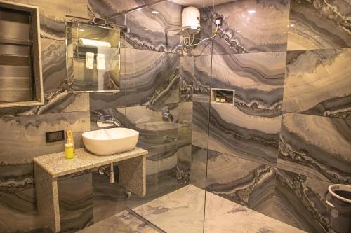 Kondivli的住宿－White Sand Beach Resort，一间带水槽和镜子的浴室