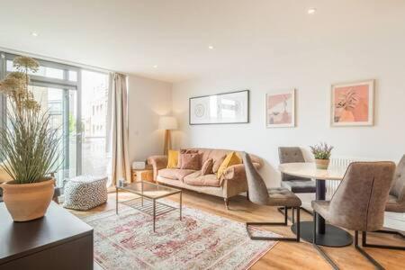 a living room with a couch and a table at Lovely 1 bed Station flat - Central With Sofa Bed in Cambridge