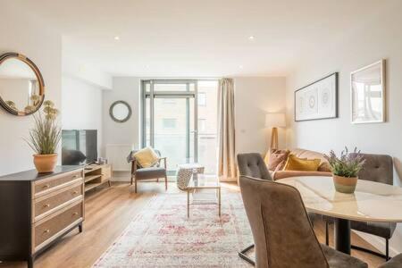 a living room with a table and a couch at Lovely 1 bed Station flat - Central With Sofa Bed in Cambridge