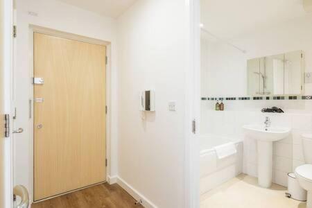 ein Bad mit einer Dusche, einem WC und einem Waschbecken in der Unterkunft Lovely 1 bed Station flat - Central With Sofa Bed in Cambridge