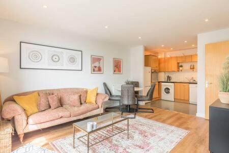 a living room with a couch and a table at Lovely 1 bed Station flat - Central With Sofa Bed in Cambridge