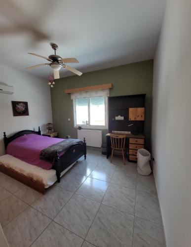 利馬索爾的住宿－Beautiful bedroom，一间卧室配有一张床和吊扇
