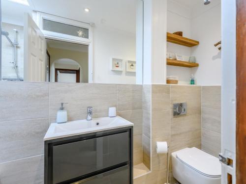 a bathroom with a sink and a toilet at 1 Bed in Milford on Sea 79332 in Milford on Sea