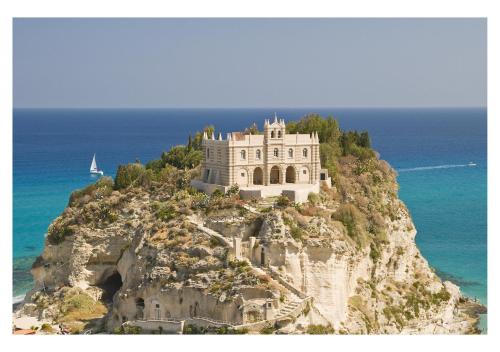 un château au sommet d'une montagne dans l'océan dans l'établissement Accommodetion "Mare Grande", à Tropea